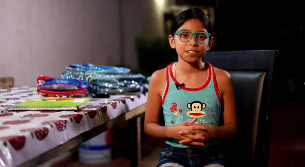 Una niña realiza tutorías remotas